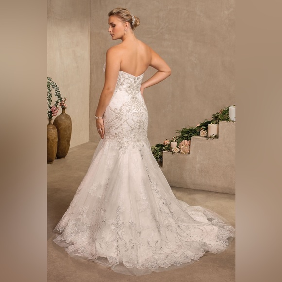 Plus Size Fitted Wedding Dress - Picture 3 of 4